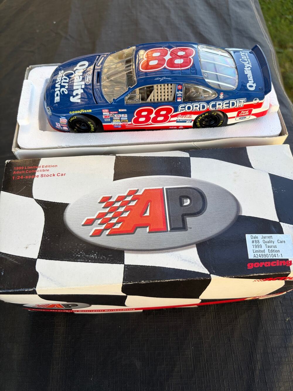 Action Dale Jarrett #88 Ford Taurus 1:24 NASCAR 1999 limited edition-NIB
